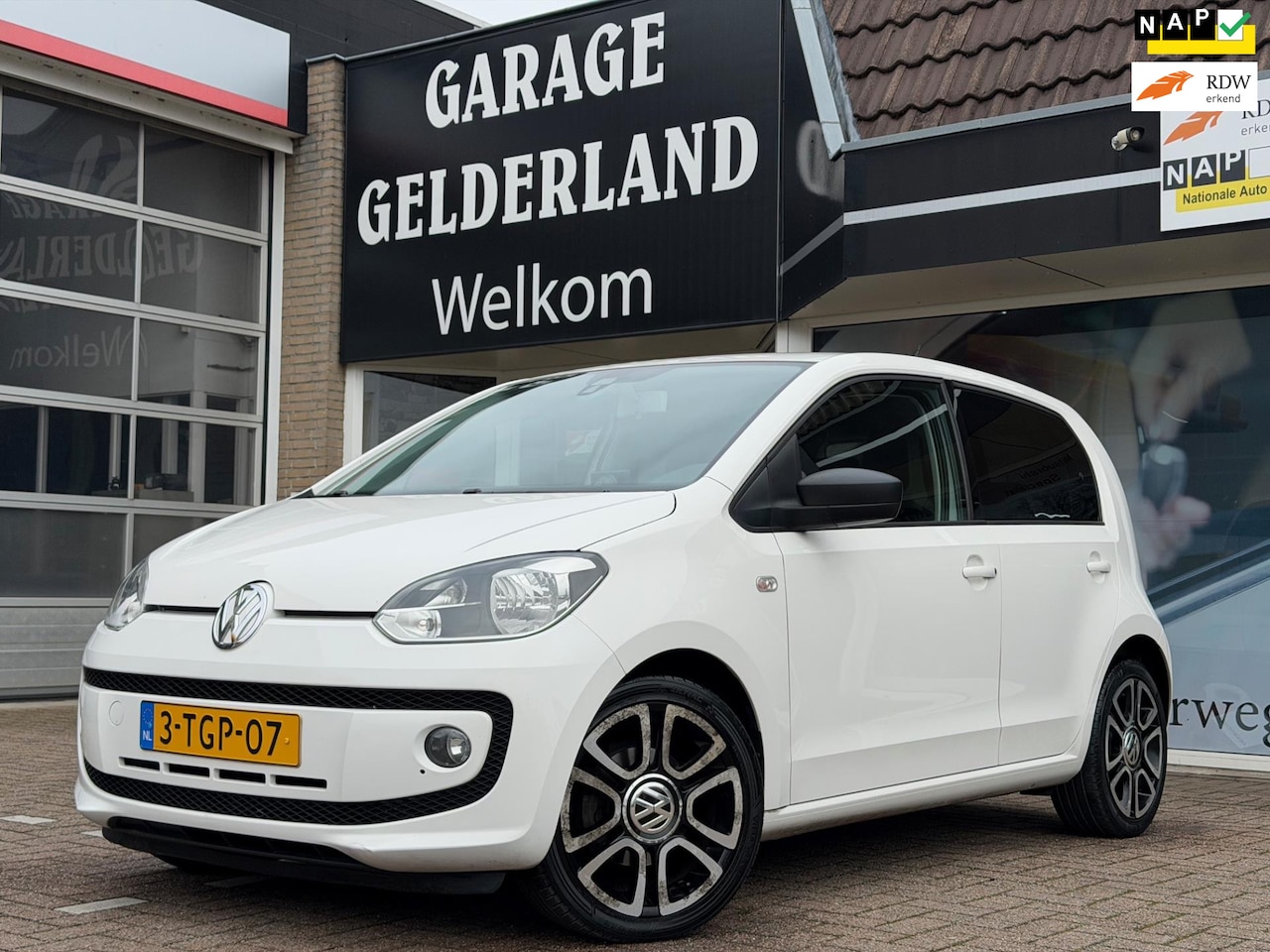 Volkswagen Up! - 1.0 high up | Navi | Cruise | Climate | Isofix | Centr.v | Full-option - AutoWereld.nl