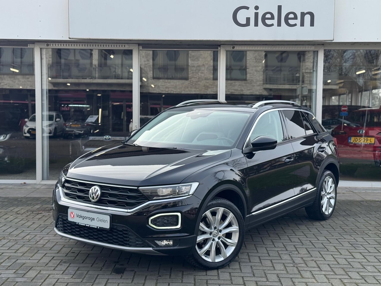 Volkswagen T-Roc - 1.5 TSI 150pk Sport | Eerste eigenaar, Trekhaak, Panoramadak, Parkeercamera, Stoelverwarmi - AutoWereld.nl