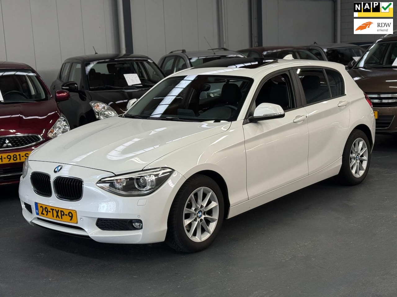 BMW 1-serie - 116i Business+ Automaat Schuifdak Xenon Trekhaak - AutoWereld.nl