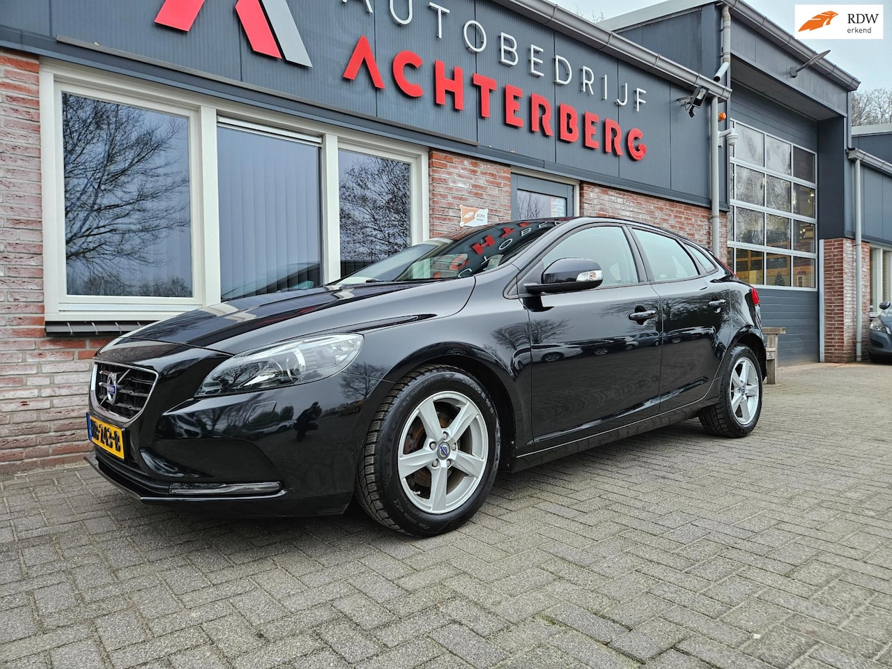 Volvo V40 - 1.6 T2 Momentum Trekhaak! Navigatie! Airco/Clima! Xenon! Nette Auto! Cruise Control! - AutoWereld.nl