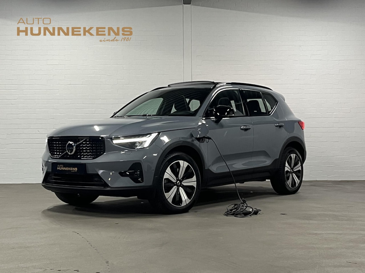 Volvo XC40 - 1.5 T5 Plug-in hybrid Ultimate Dark Trekhaak | Open dak | Adapt. cruise | Stuur-/stoelverw - AutoWereld.nl
