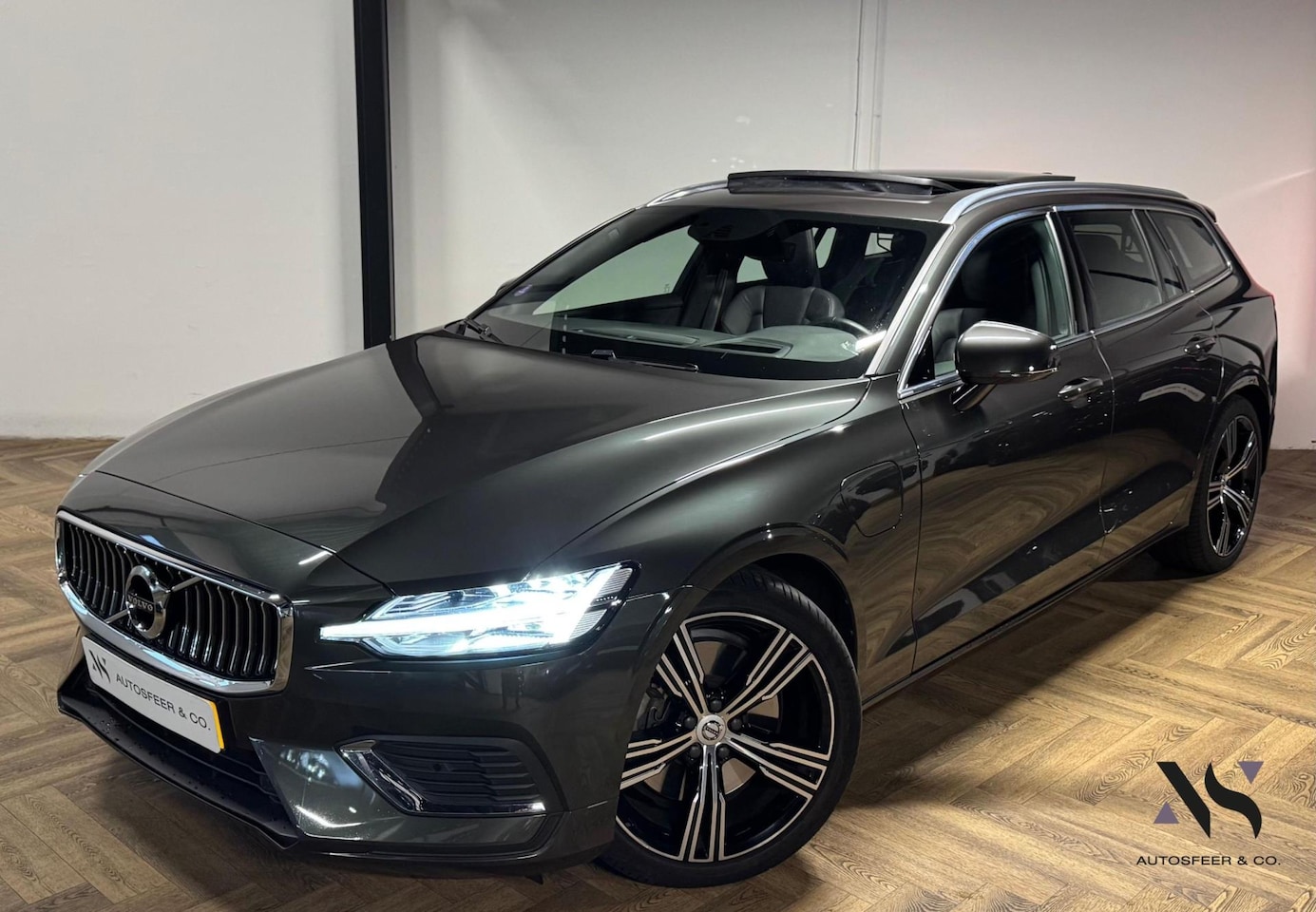 Volvo V60 - 2.0 T8 Twin Engine AWD Inscription PANO KEYLESS - AutoWereld.nl