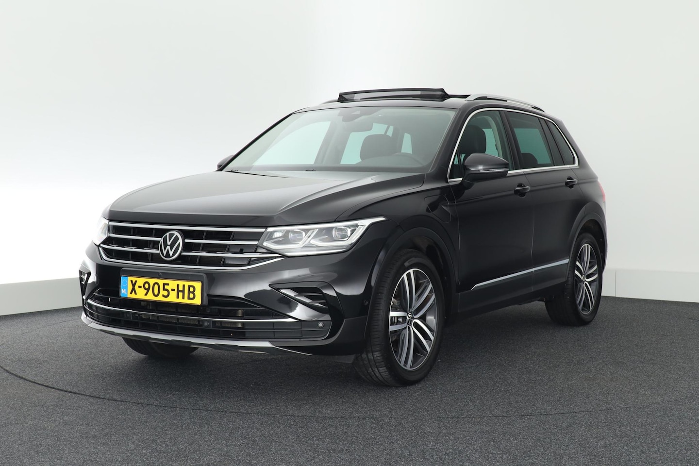 Volkswagen Tiguan - 1.4 TSI 245pk eHybrid Elegance Trekhaak 360Camera Leder Panoramadak - AutoWereld.nl