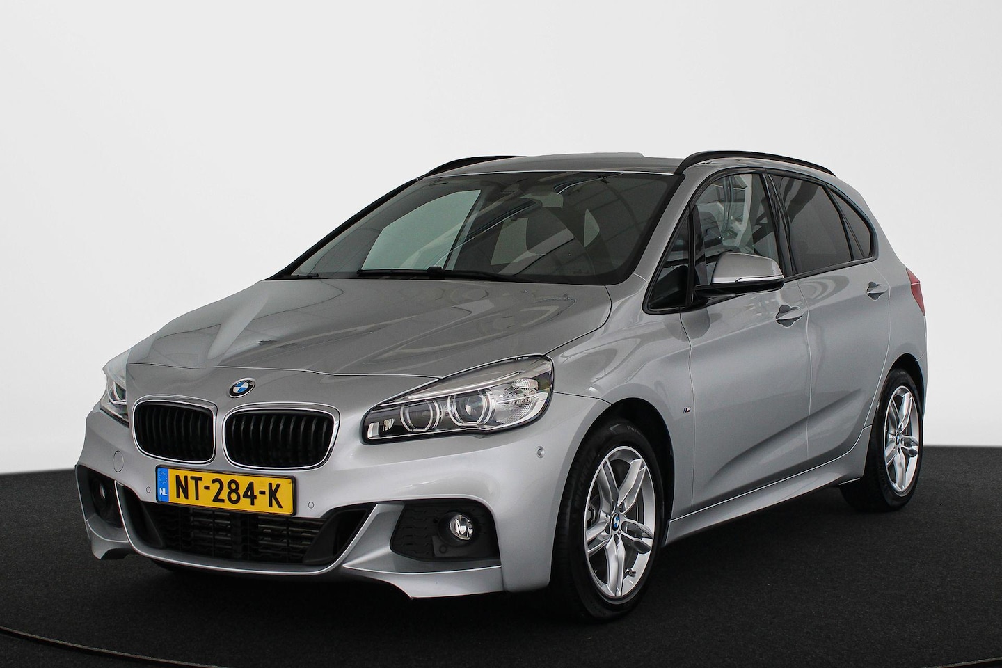 BMW 2-serie Active Tourer - 220i High Executive M-Sport / Automaat / Lederen Sportstoelen / Afn. Trekhaak / Head-Up - AutoWereld.nl