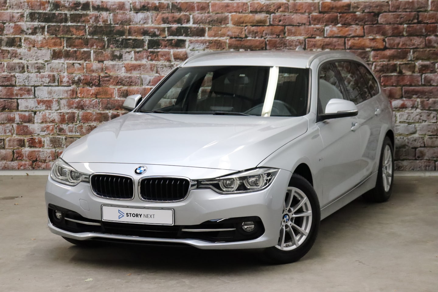 BMW 3-serie Touring - 320i Executive Sport Line Automaat / Trekhaak / Parkeersensoren / Navigatie / Bluethooth / - AutoWereld.nl