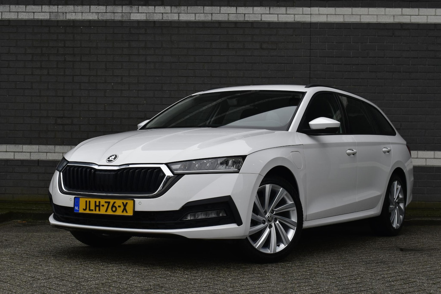 Skoda Octavia Combi - 1.4 TSI iV PHEV Business Edition / SOH 97% / Navi / Clima / Apple Carplay - AutoWereld.nl