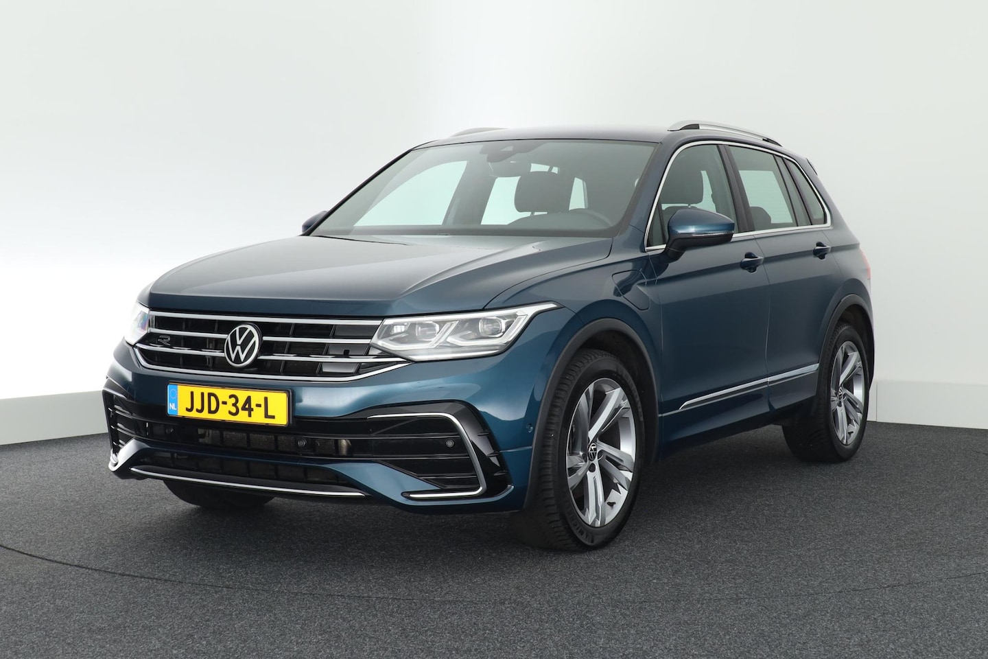 Volkswagen Tiguan - 1.4 TSI 245pk eHybrid 2x R-Line Trekhaak Stoelverwarming Virtual Cockpit Navigatie - AutoWereld.nl