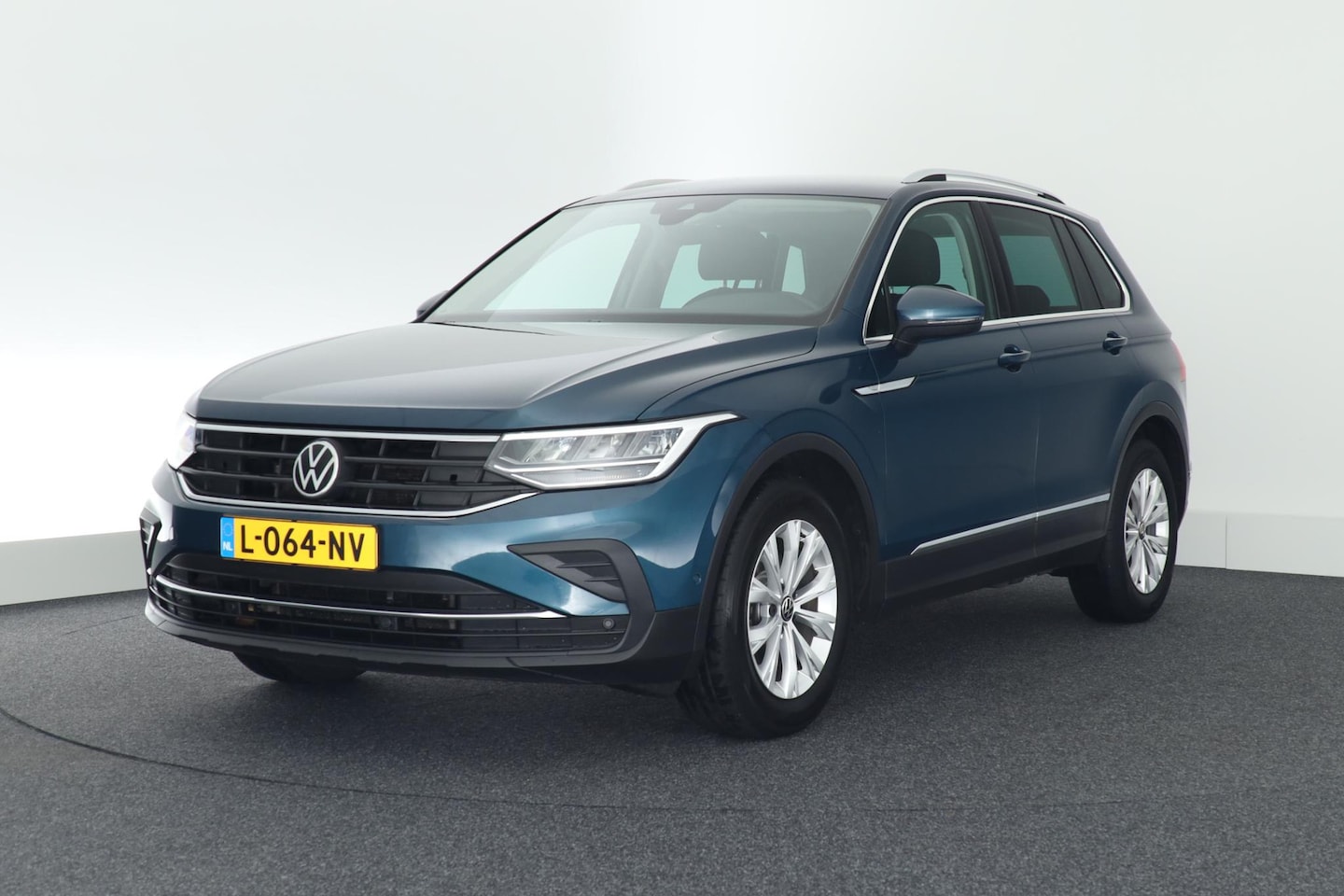 Volkswagen Tiguan - 1.5 TSI 150pk DSG Life Business Trekhaak Camera Keyless Virtual Cockpit Stoelverwarming Ma - AutoWereld.nl