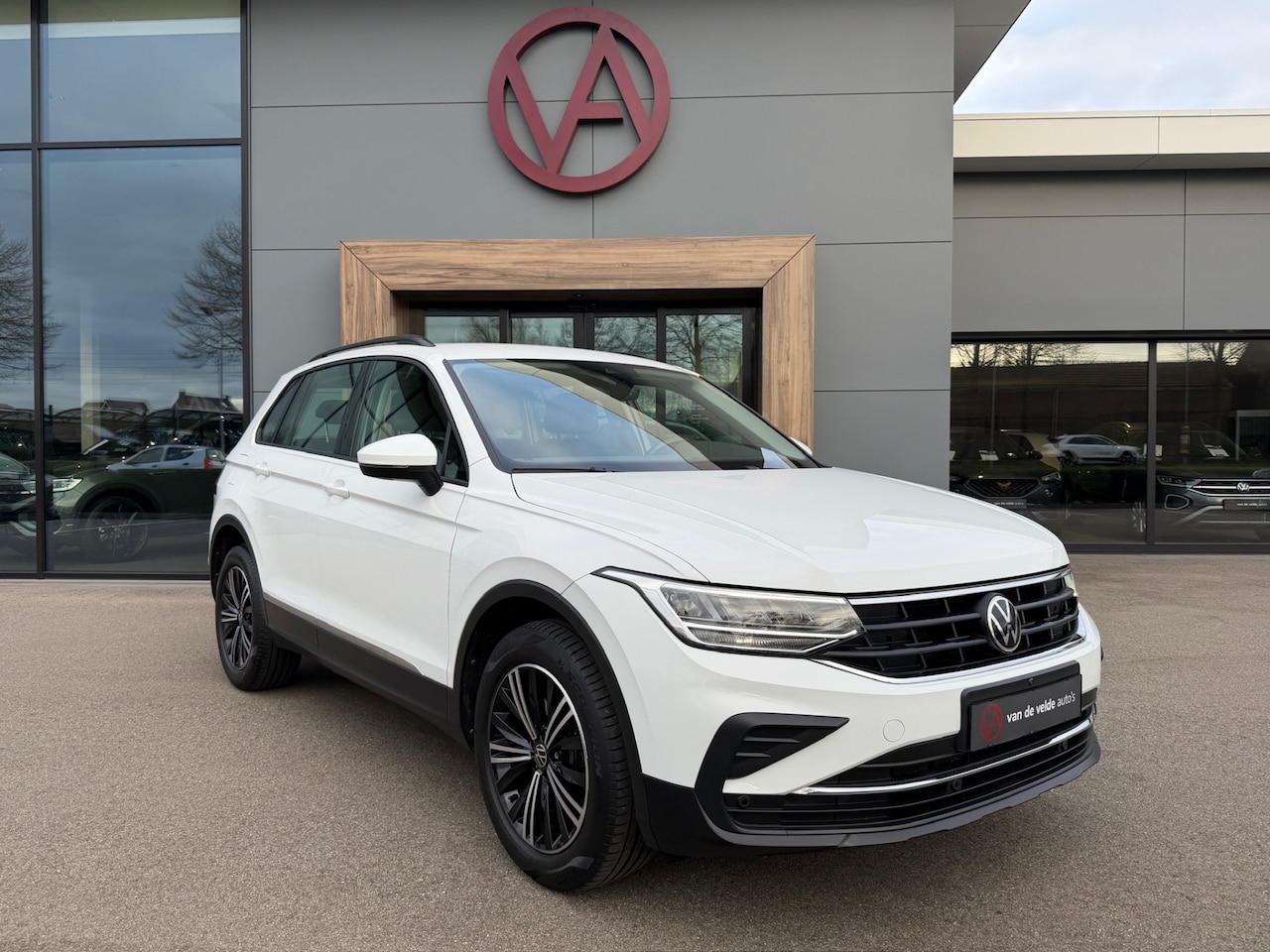 Volkswagen Tiguan - 1.4 TSI DSG eHybrid Life | Leder | Trekhaak | 360 Camera | Elek. klep | Rijklaar incl. 1 j - AutoWereld.nl