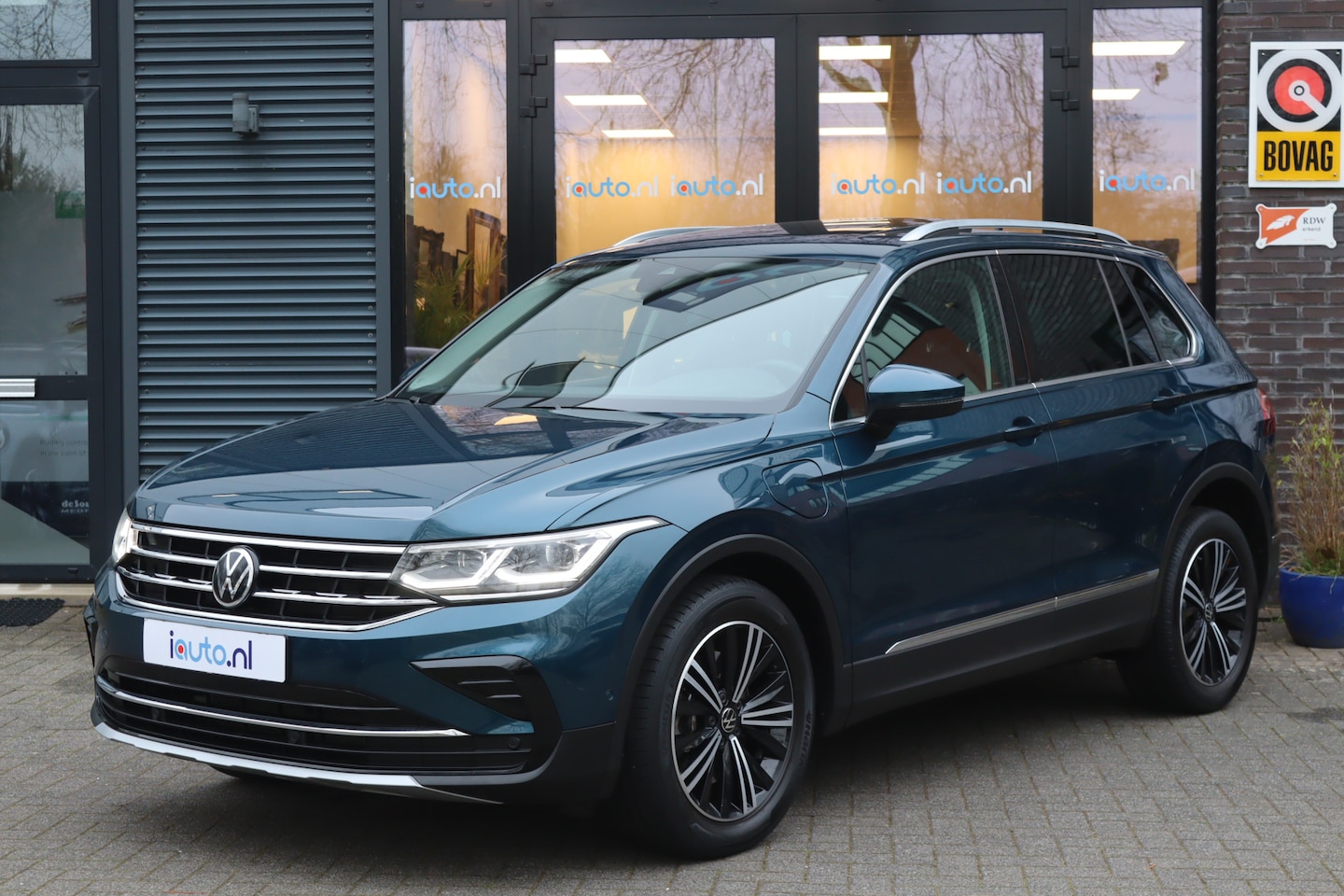 Volkswagen Tiguan - 1.4 TSI 180kW eHybrid Elegance Pano/IQ.Light/Camera/Keyless/Virtual Cockpit/Dodehoek/18" - AutoWereld.nl