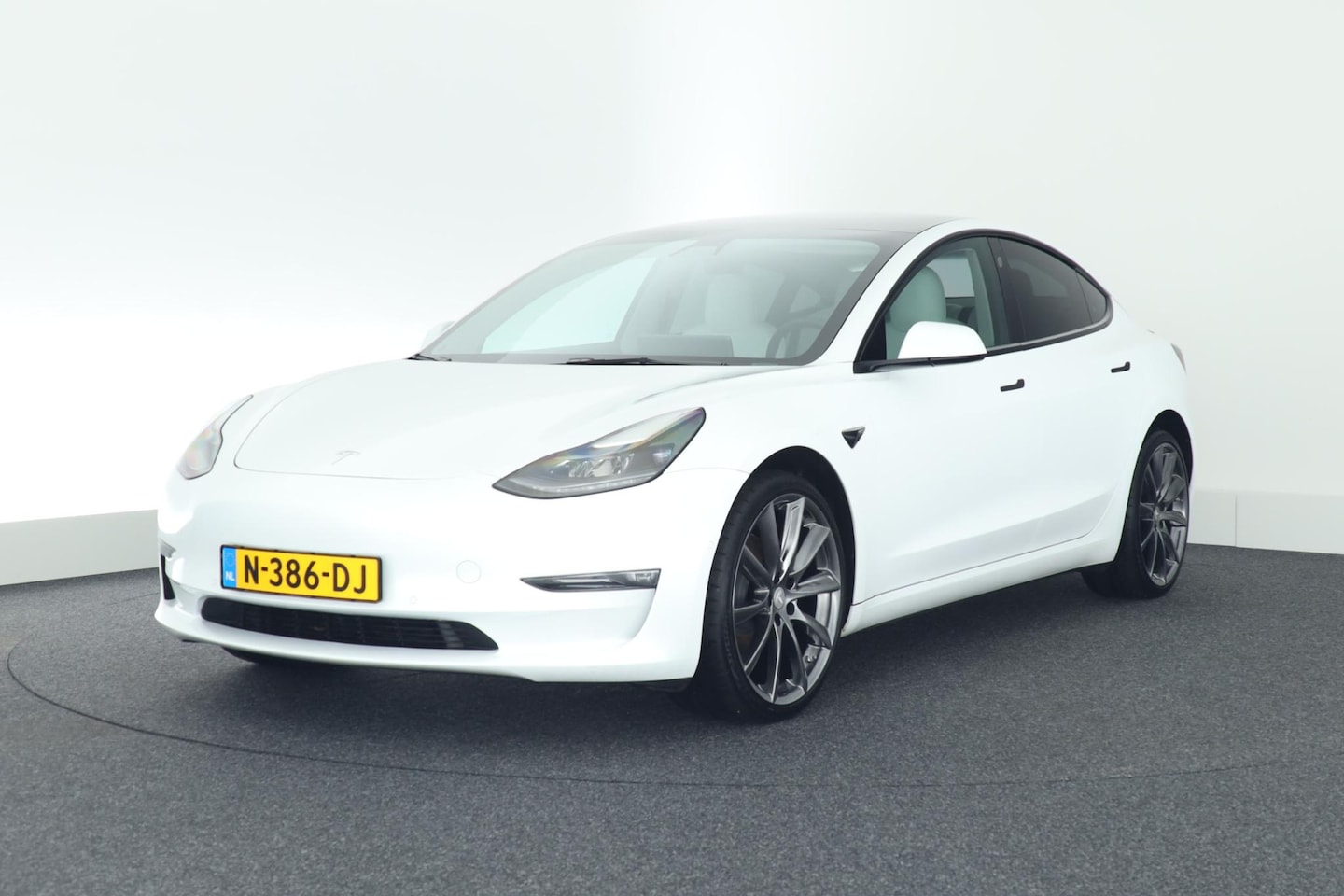 Tesla Model 3 - Long Range RWD Long Range AWD 351pk 75 kWh 94% SOH Wit interieur 20" velgen Privacy-Glass Carbon Achtersp - AutoWereld.nl