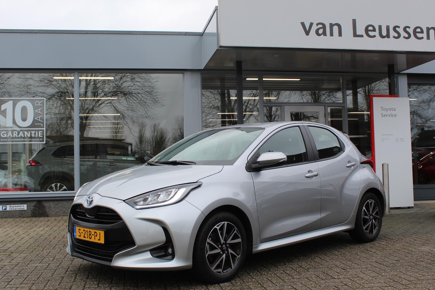 Toyota Yaris - 1.5 HYBRID DYNAMIC LED KEYLESS 16"LM-VELGEN CAMERA AD-CRUISE CLIMA APPLE/ANDROID NL-AUTO - AutoWereld.nl