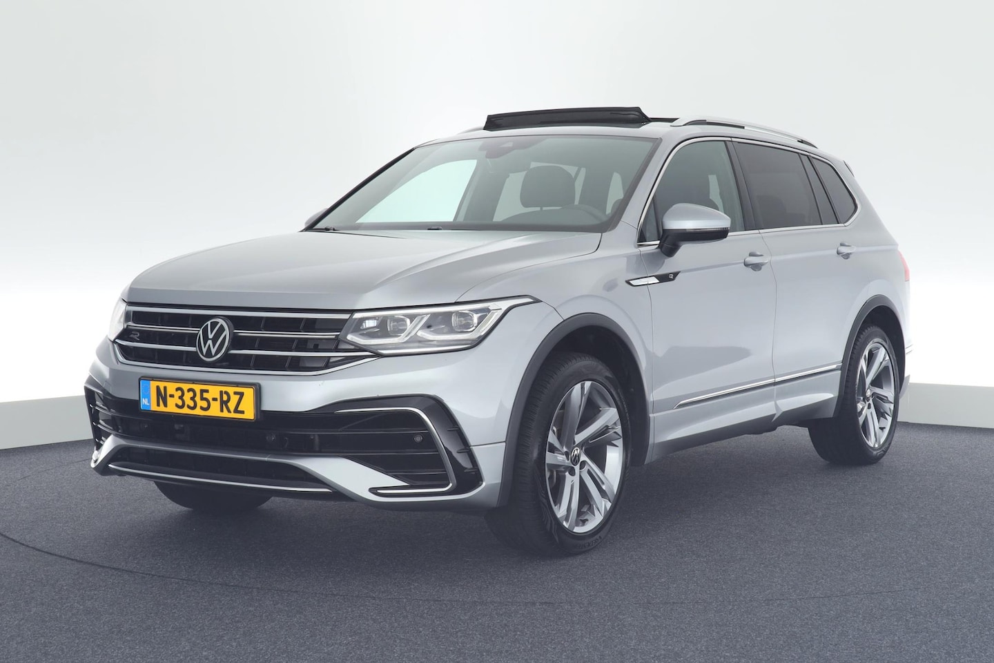 Volkswagen Tiguan Allspace - 1.5 TSI 150pk DSG R-Line Business+ 7Pers. Camera Keyless Led Stoelverwarming Virtual Cockp - AutoWereld.nl