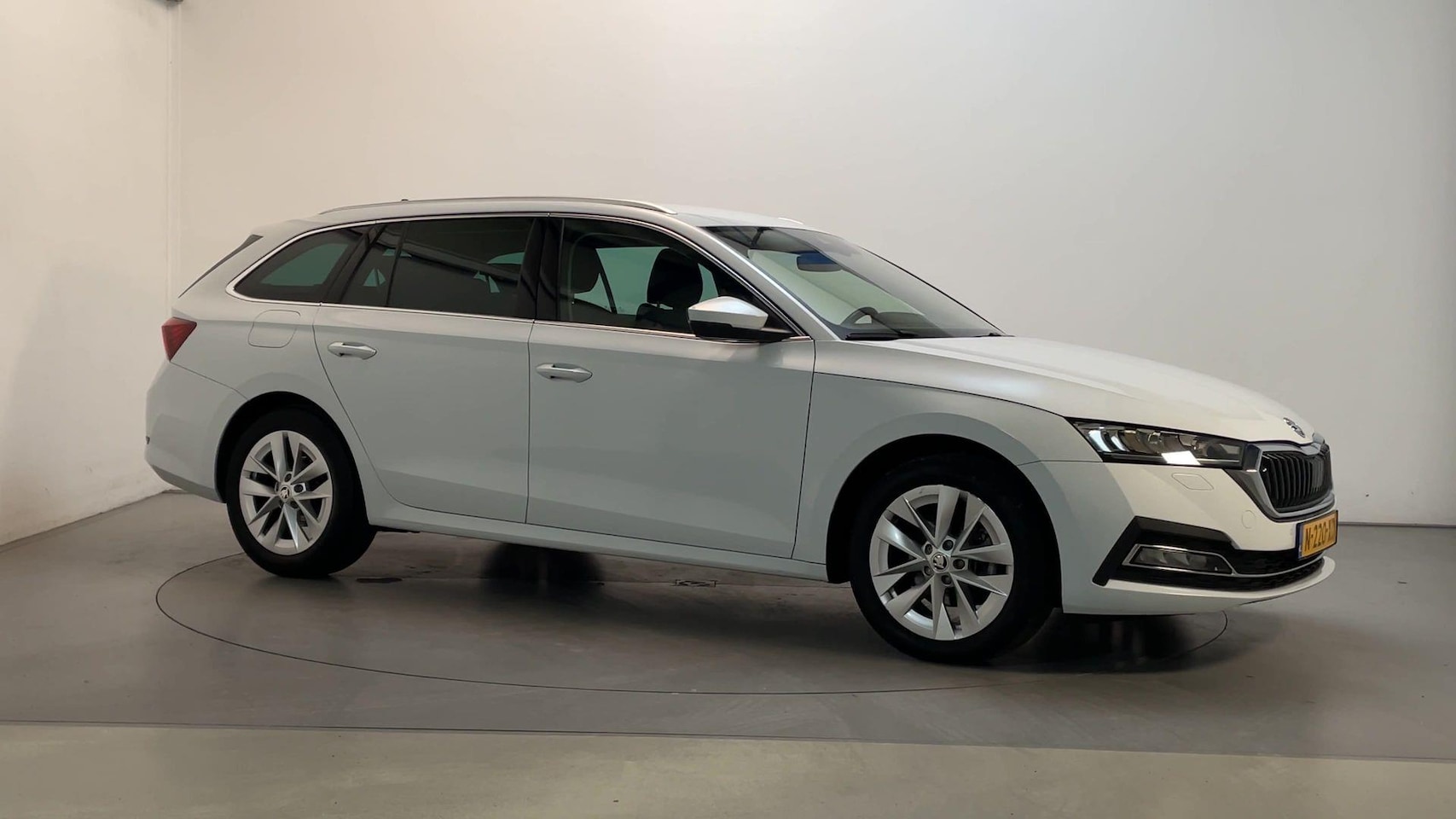 Skoda Octavia Combi - 1.0 e-TSI DSG Business Edition Plus Camera Navigatie Adaptive Cruise DAB+ - AutoWereld.nl