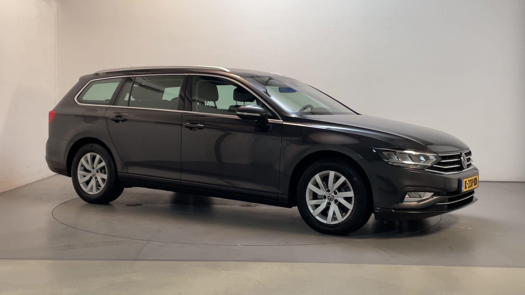 Volkswagen Passat Variant - 1.5 TSI 150pk DSG Business Virtual Cockpit Navigatie Camera DAB+ - AutoWereld.nl