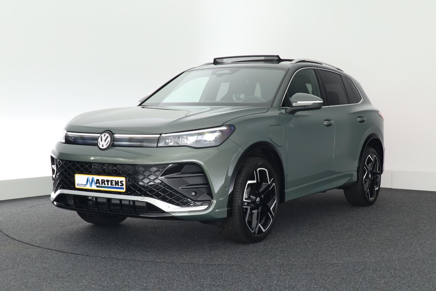 Volkswagen Tiguan - 1.5 272pk eHybrid R-Line Edition Trekhaak Camera Keyless Massage Virtual Cockpit Panoramad - AutoWereld.nl