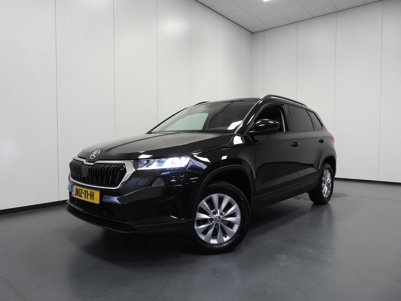 Skoda Karoq - 1.0 TSI Ambition NAVI/CAMERA/CLIMA/LED/16"LMV! - AutoWereld.nl