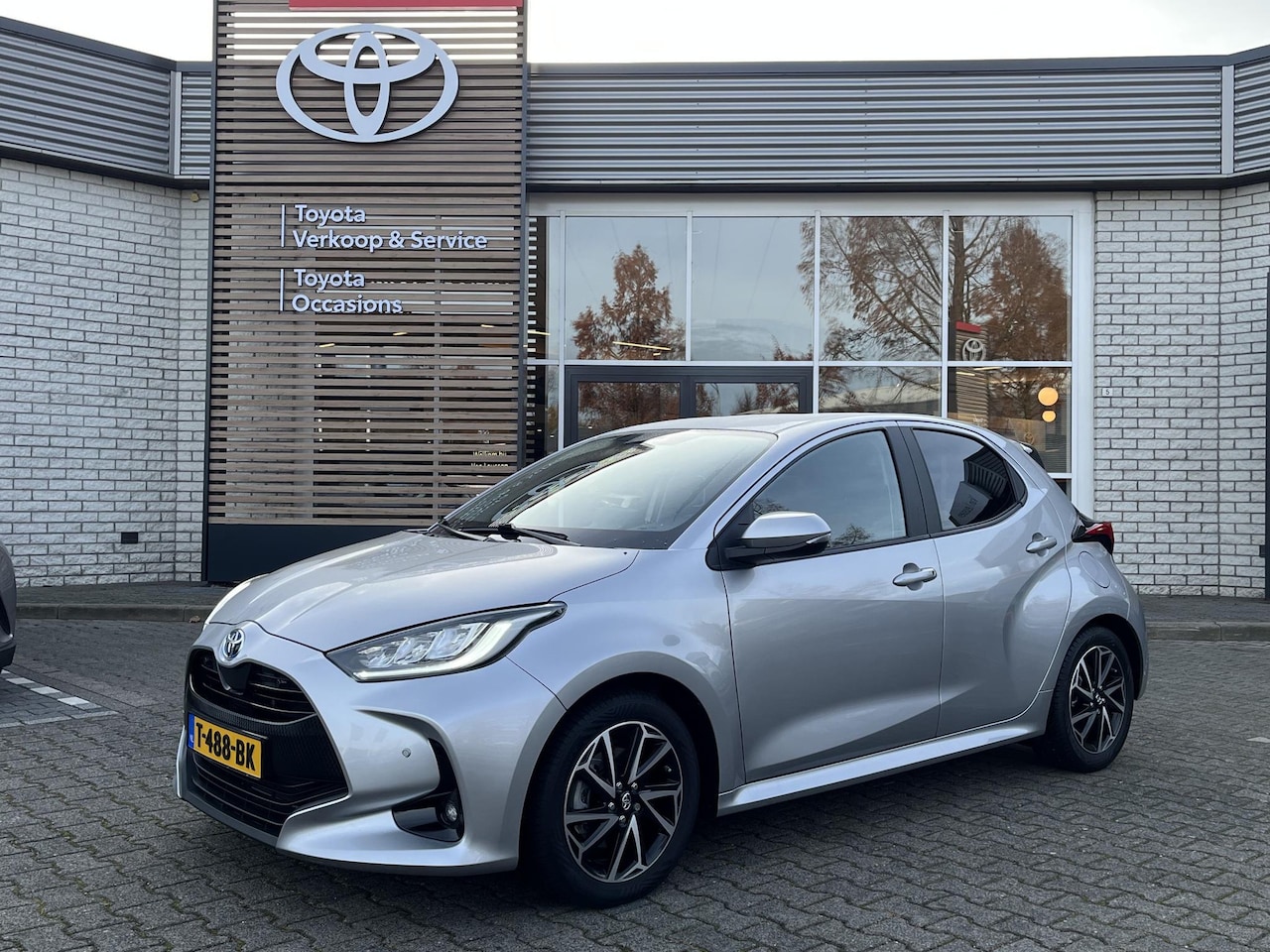 Toyota Yaris - 1.5 Hybrid Business Plus STOELVERW BLIND-SPOT PARK-SENSOREN AD-CRUISE 16"LMV CAMERA APPLE/ - AutoWereld.nl