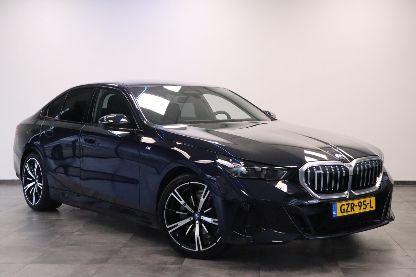 BMW 5-serie - 530e M Sport Edition Panoramadak Head-up Harman/Kardon - AutoWereld.nl