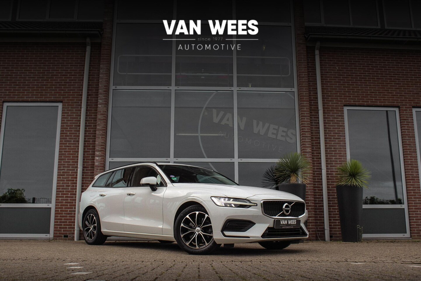 Volvo V60 - 2.0 B3 Momentum Advantage | 1e eigenaar | BTW auto | Origineel NL | LED | Camera | 17 inch - AutoWereld.nl