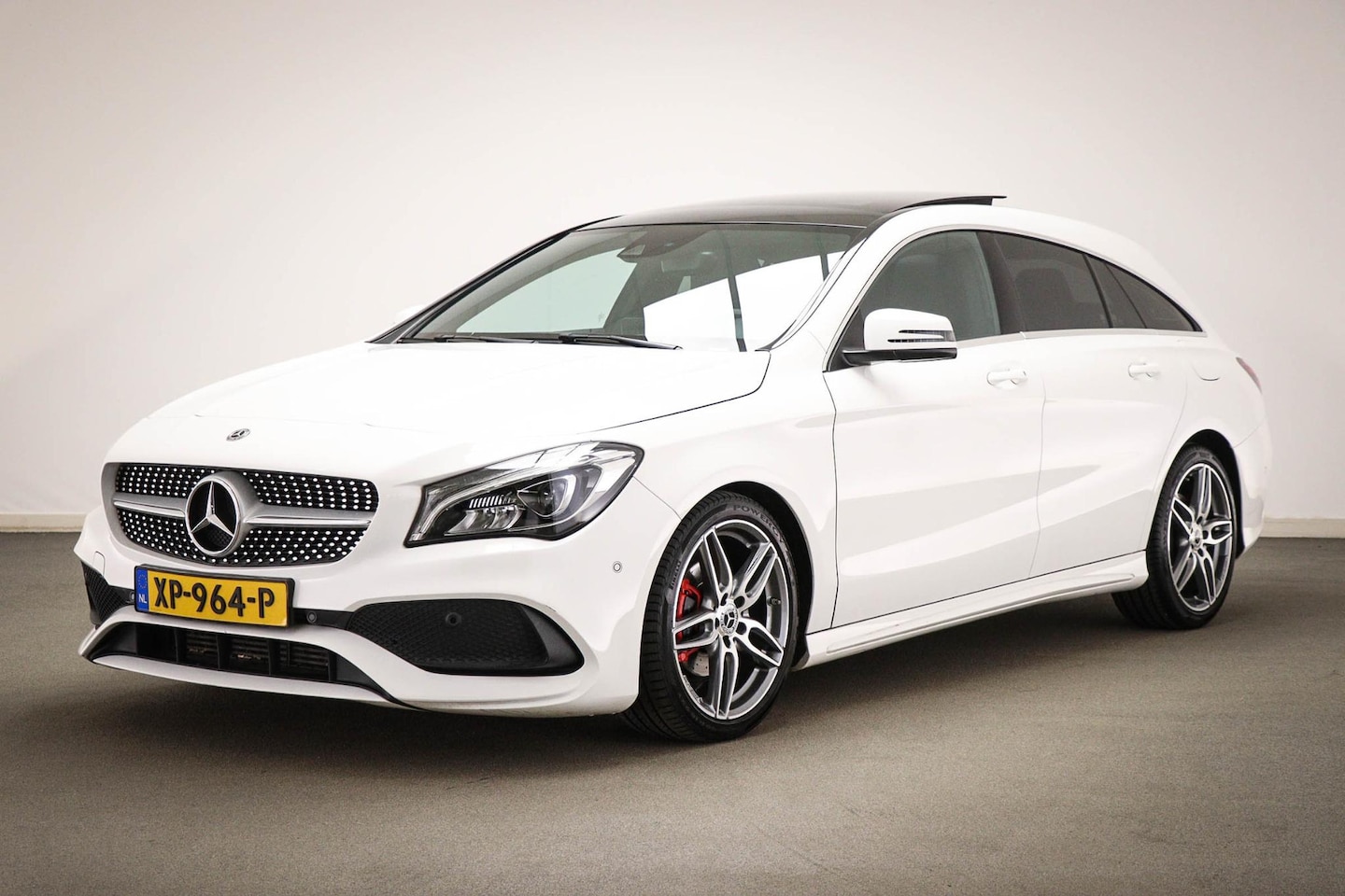 Mercedes-Benz CLA-klasse Shooting Brake - 180 AMG-Line | PANORAMADAK | DAB | APPLE | STOELVERWARMING | CAMERA - AutoWereld.nl