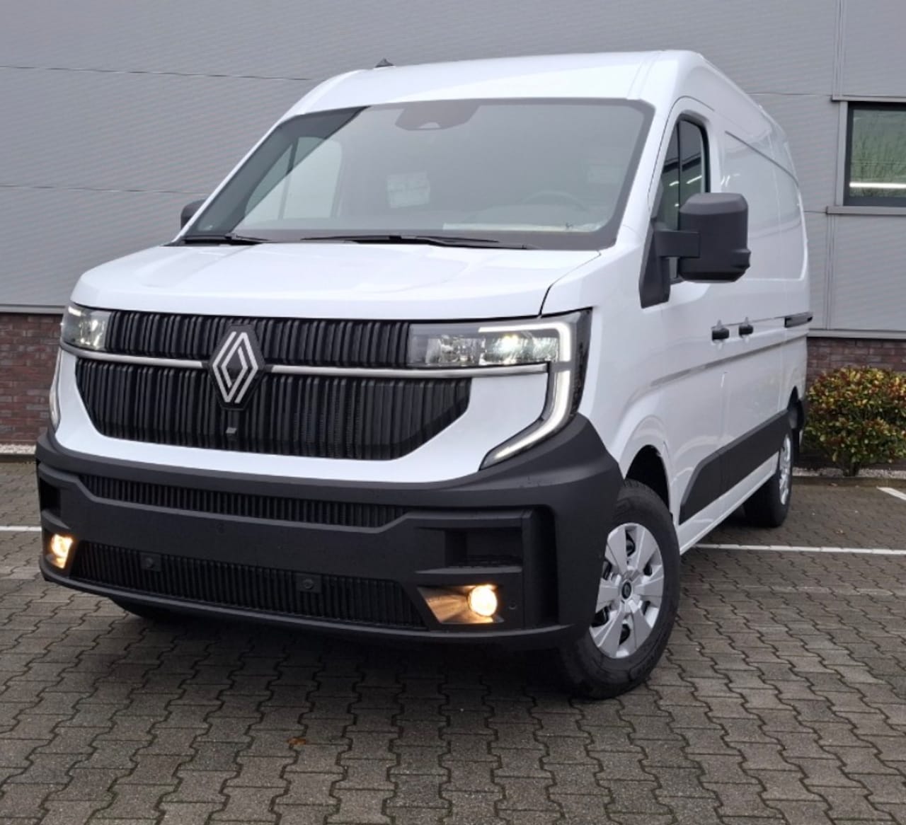 Renault Master - T35 2.0 dCi 170 L2H2 Extra Laadruimte betimmering / 2 keer schuifdeur / Trekhaak / All sea - AutoWereld.nl