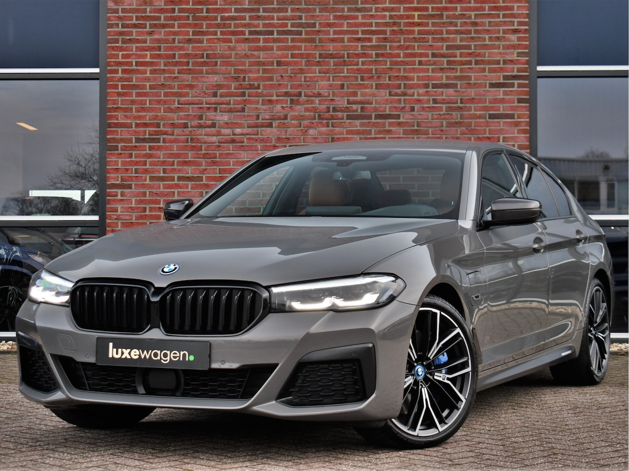 BMW 5-serie - 545e xDrive M-Sport Berninagrau ACC HiFi 20inch Shadow - AutoWereld.nl