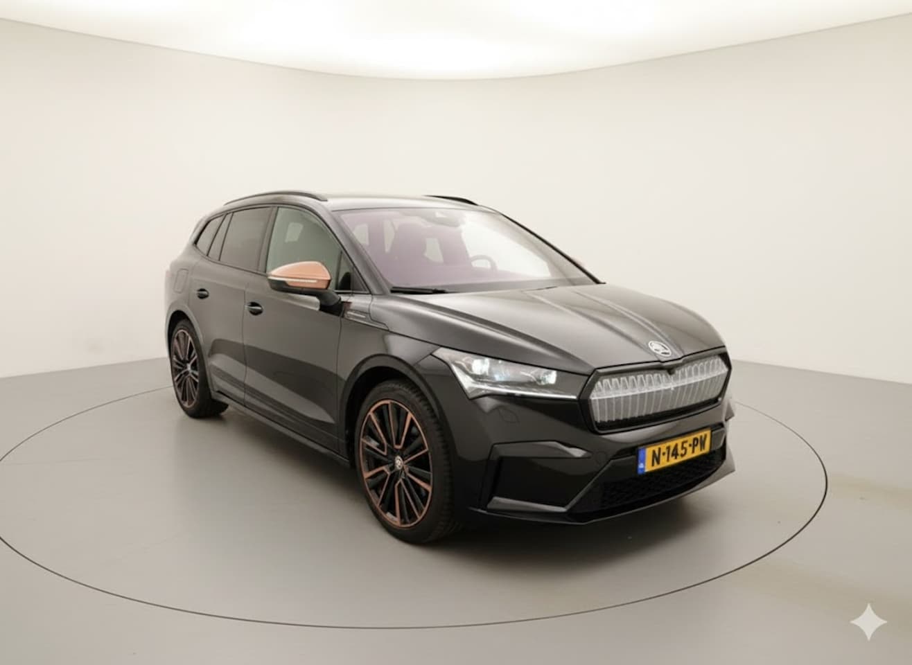 Skoda Enyaq iV - 80 iV 80 Founders Edition Black | SOH 94% | Schuifdak | Warmtepo - AutoWereld.nl