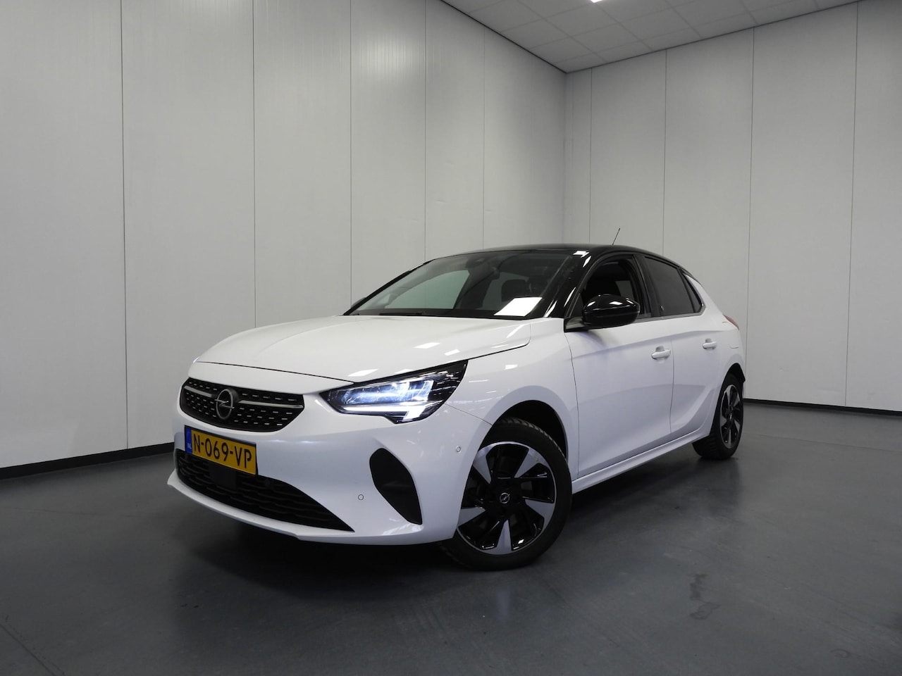 Opel Corsa-e - Elegance 50 kWh NAVI/CAMERA/CLIMA/LED/16"LMV! - AutoWereld.nl