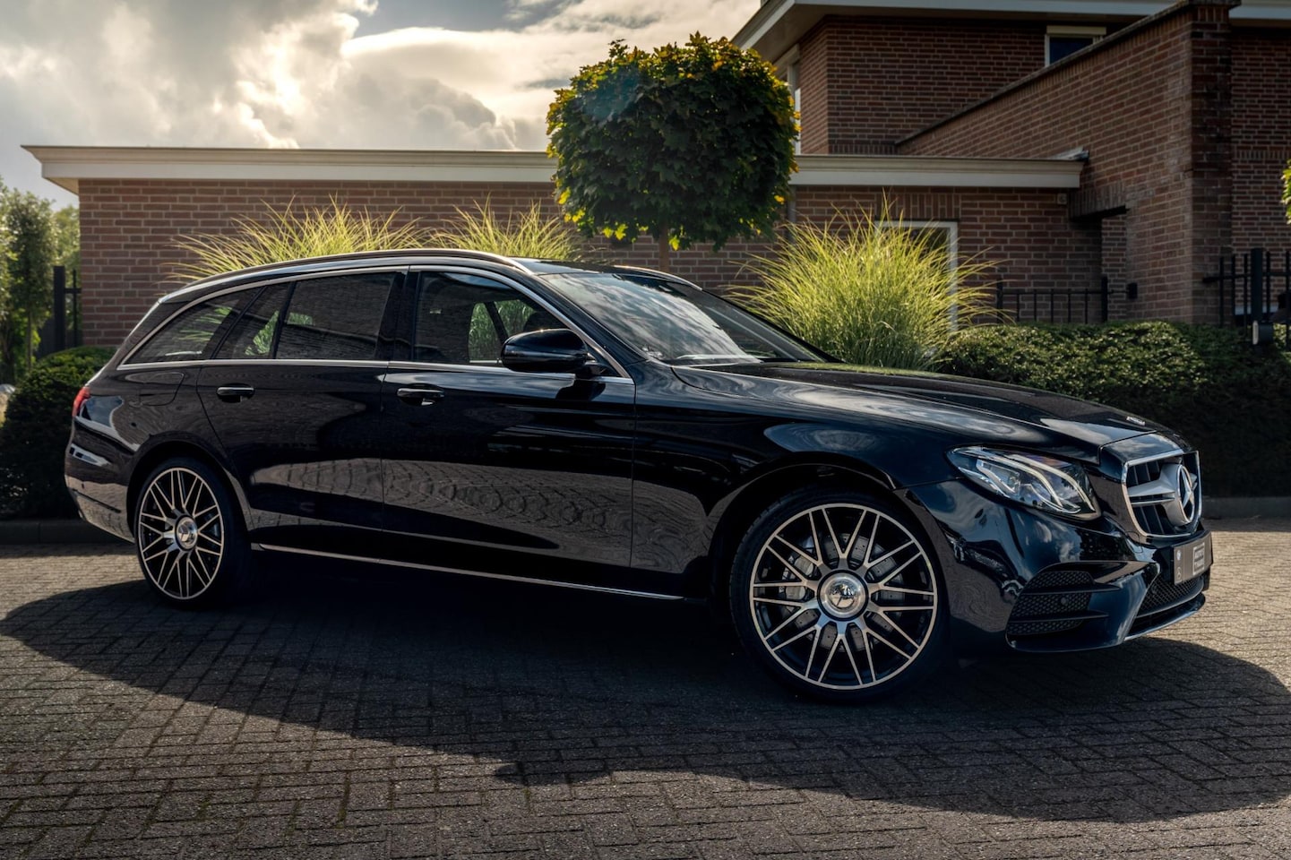 Mercedes-Benz E-klasse Estate - 400 4MATIC Premium Plus 333 PK Schuifdak Trekhaak Ambiance Leder Dealer o.h 20'' - AutoWereld.nl