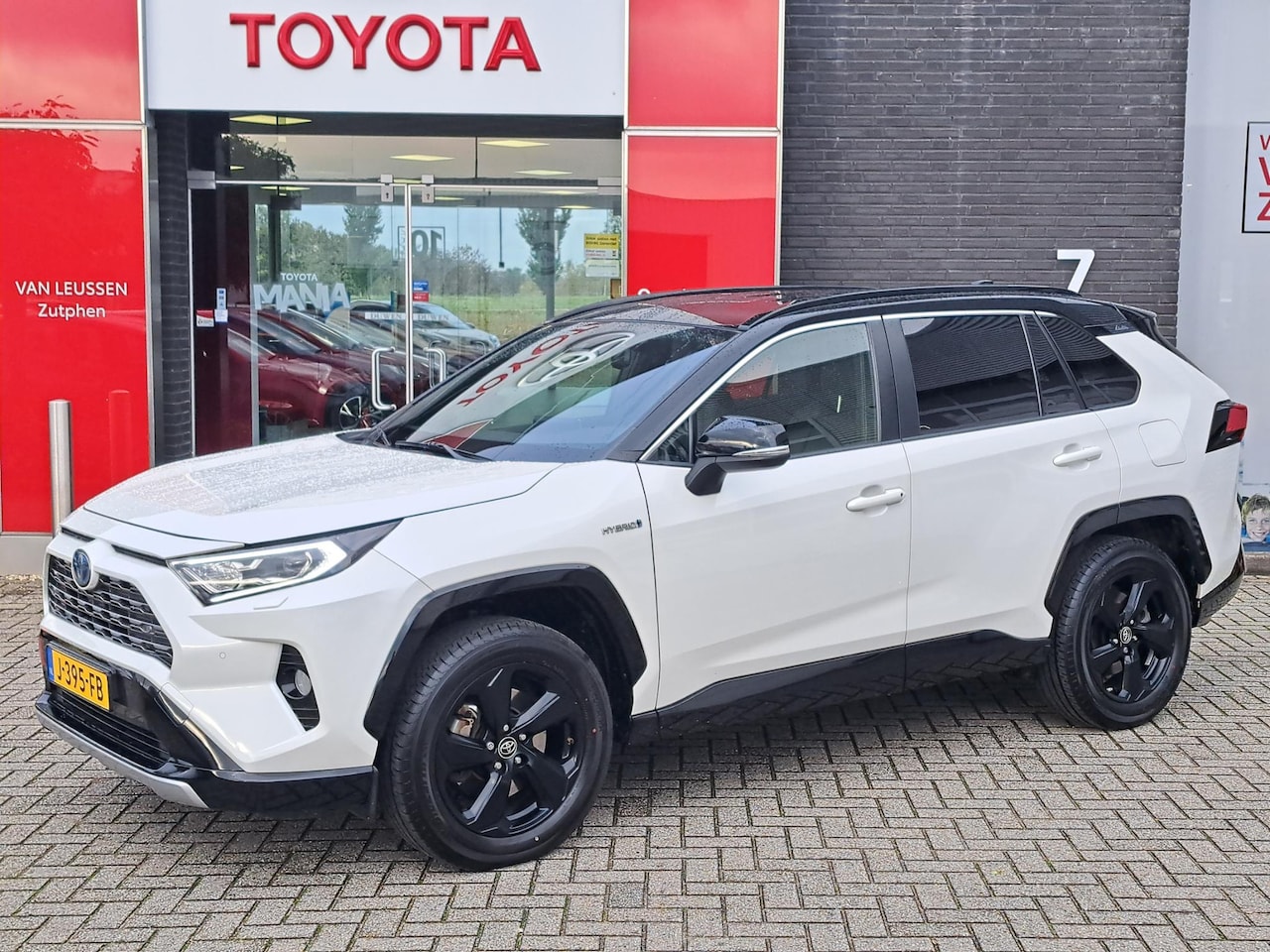Toyota RAV4 - 2.5 HYBRID AWD BI-TONE AFN-TREKHAAK 1650KG-TREKGEWICHT PARK-SENSOREN STUUR/STOELVERWARMING - AutoWereld.nl