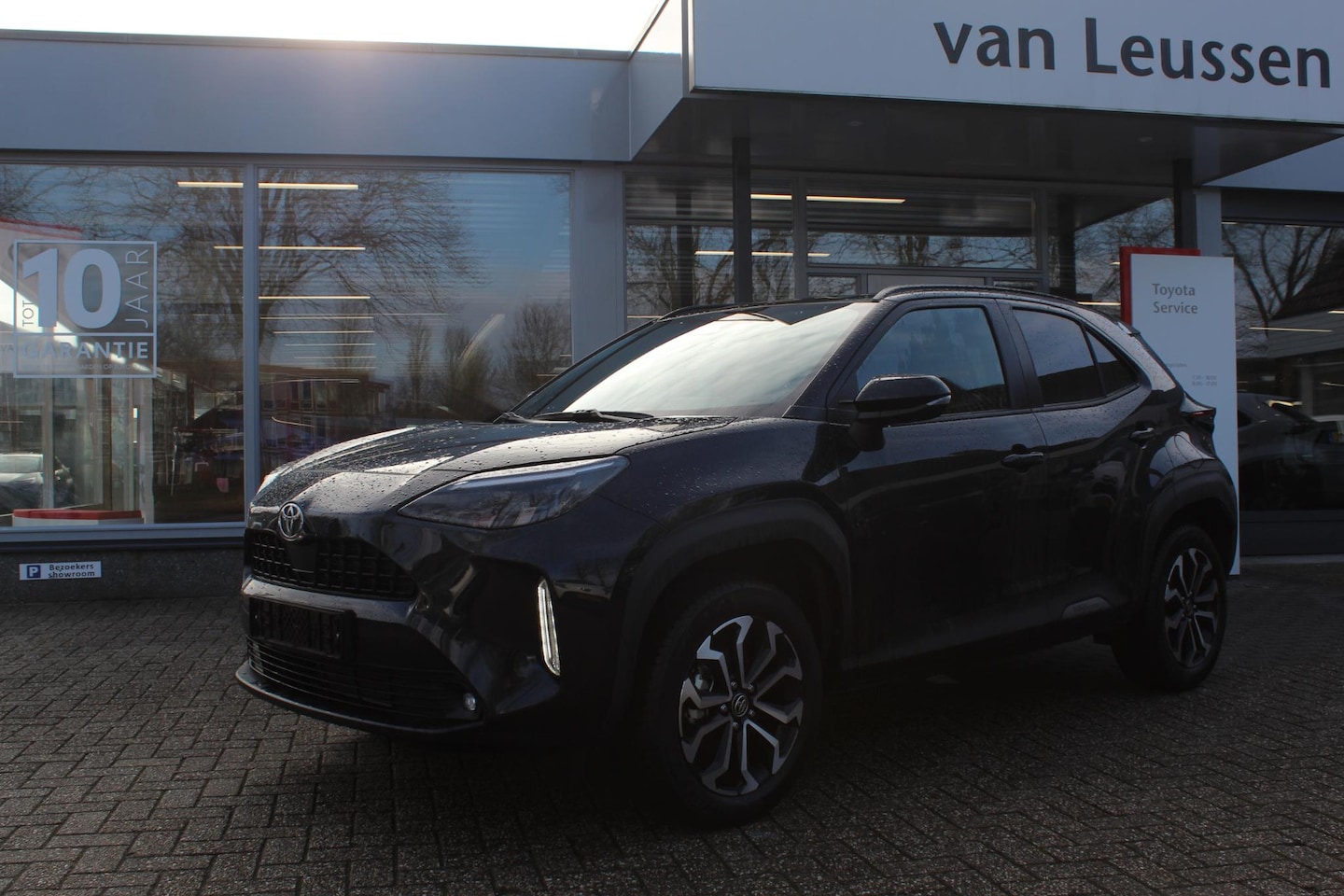 Toyota Yaris Cross - 1.5 Hybrid 115 First Edition MICHELIN ALL SEASONS KEYLESS STUUR&STOELVERW. LED DAB CLIMA L - AutoWereld.nl
