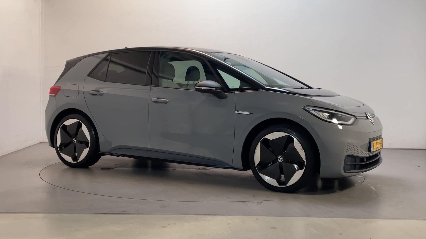 Volkswagen ID.3 - First Max 58 kWh Panoramadak LED Stoelverwarming Camera Navigatie - AutoWereld.nl