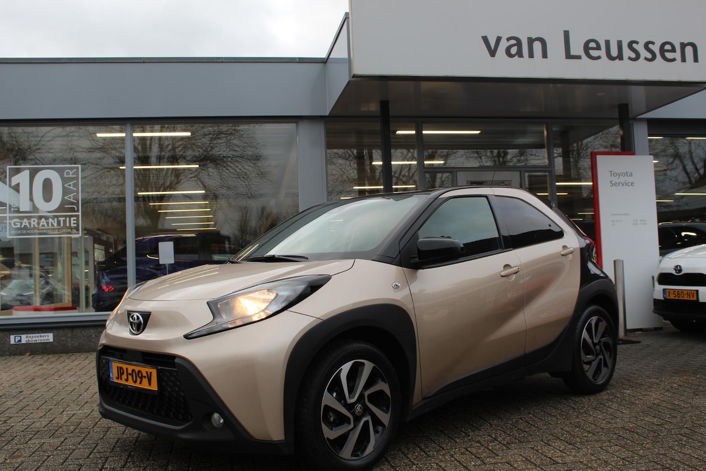 Toyota Aygo X - ENVY ANDROID/APPLE PRIVACY GLASS STOELVERW. AIRCO LM-VELGEN - AutoWereld.nl