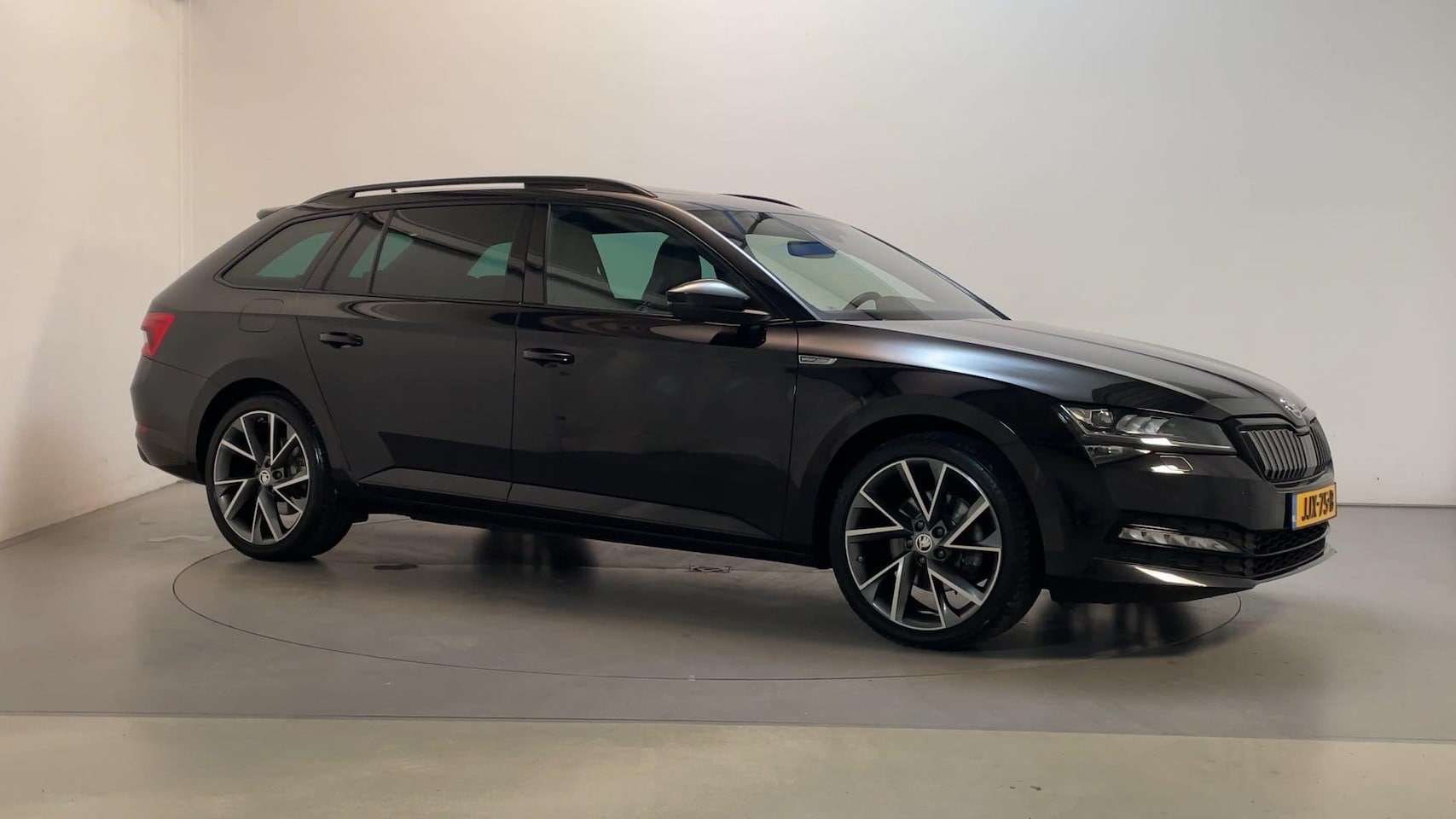 Skoda Superb Combi - 1.4 TSI iV Sportline Business LED Panoramadak Camera Virtual Cockpit Adaptive Cruise - AutoWereld.nl