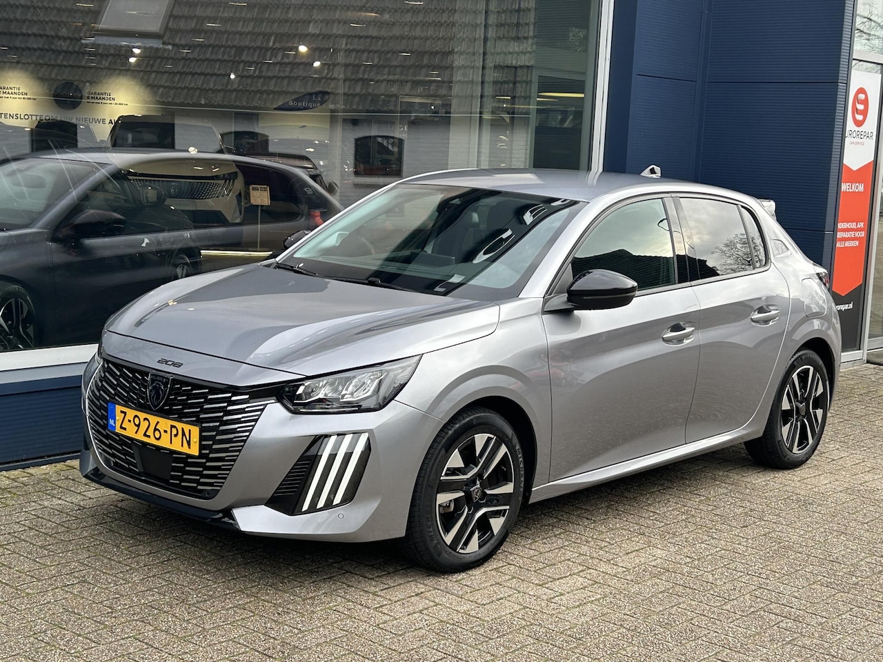 Peugeot 208 - 1.2 Hybrid 110 PK Automaat Allure | Navigatie | Camera | Climate Control | Adaptieve Cruis - AutoWereld.nl