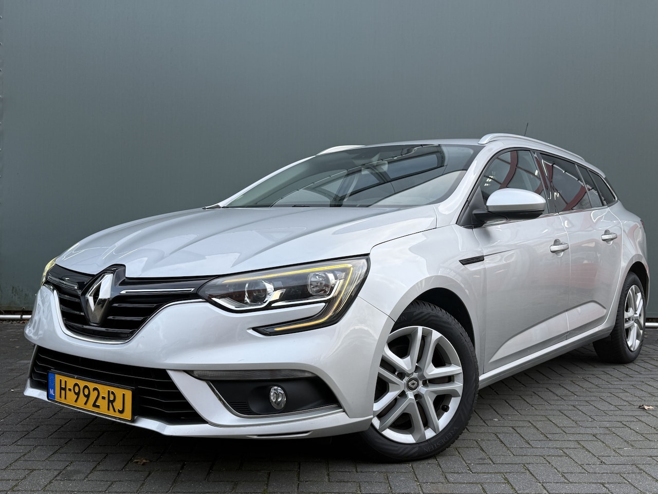 Renault Mégane Estate - BWJ 2017 1.5 dCi 111 PK Limited AUTOMAAT | FULL LED | KEYLESS | CARPLAY + ANDROID | NAVI | - AutoWereld.nl