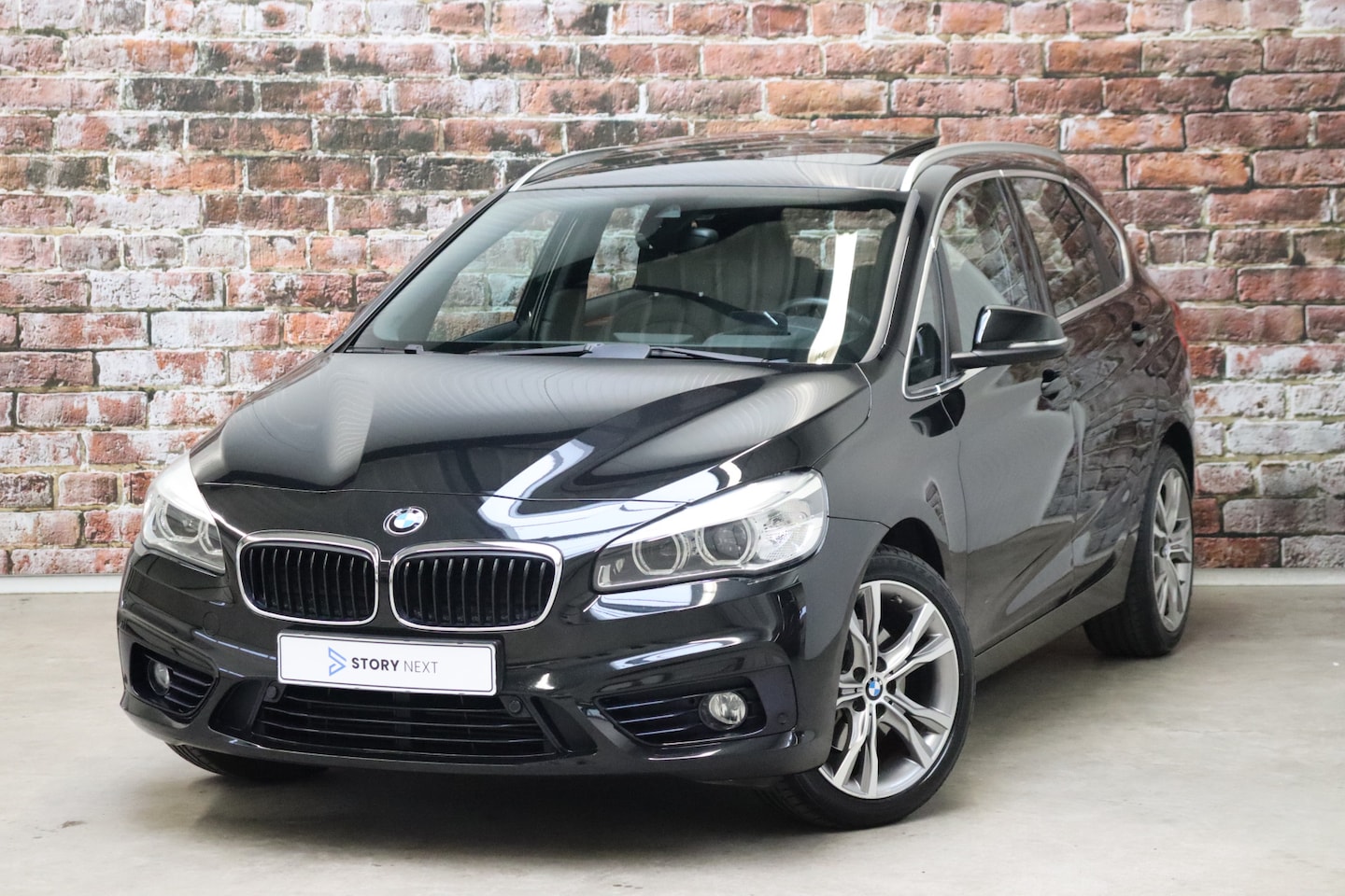 BMW 2-serie Active Tourer - 218i Sport Line Automaat / Navigatiesysteem Plus / Panoramadak / Head-Up Display / Stoelve - AutoWereld.nl