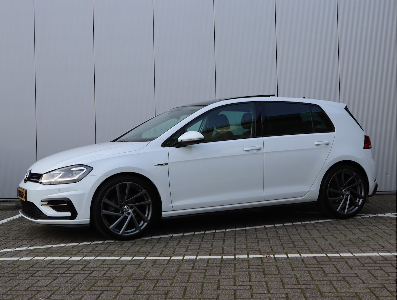 Volkswagen Golf - 1.0 TSI Highline R-line | Panoramadak | Camera | Virtual | LED - AutoWereld.nl