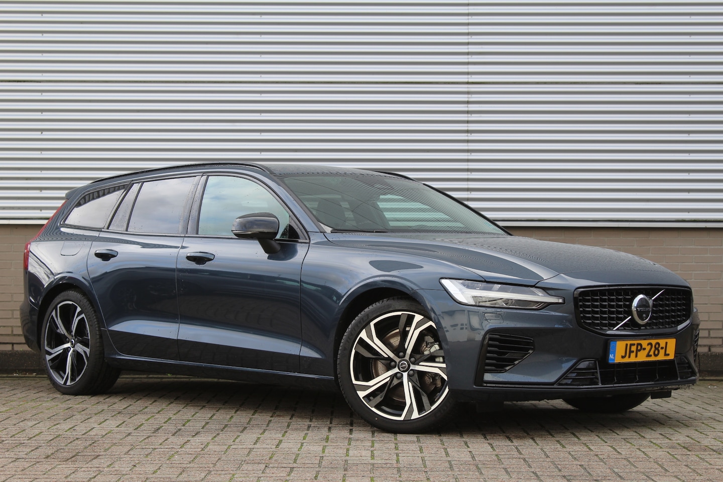 Volvo V60 - 2.0 T6 Plug-in hybrid AWD Plus Dark | Harman Kardon | 360 Camera | BLIS | 19" | Winterpack - AutoWereld.nl