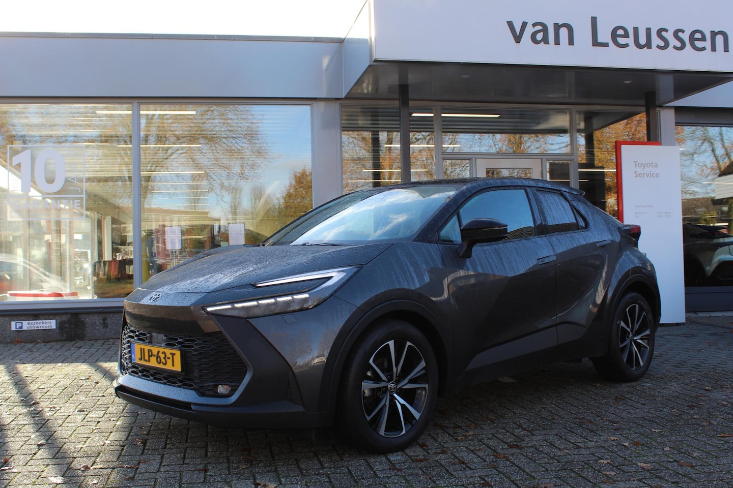 Toyota C-HR - 1.8 HYBRID 140 FIRST EDITION BI-TONE LAK STOEL/WISSER&STUURVERW. LED DODEHOEK DETECTIE LM- - AutoWereld.nl
