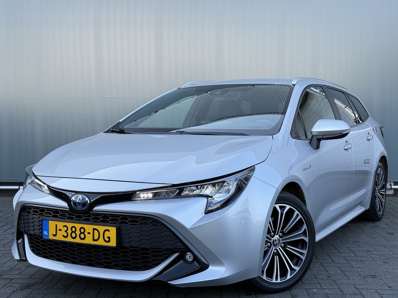 Toyota Corolla Touring Sports - BJR 2020 2.0 Hybrid 153 PK Business Plus TREKHAAK | TELEFONIE | CAMERA | STOELVERWARMING - AutoWereld.nl