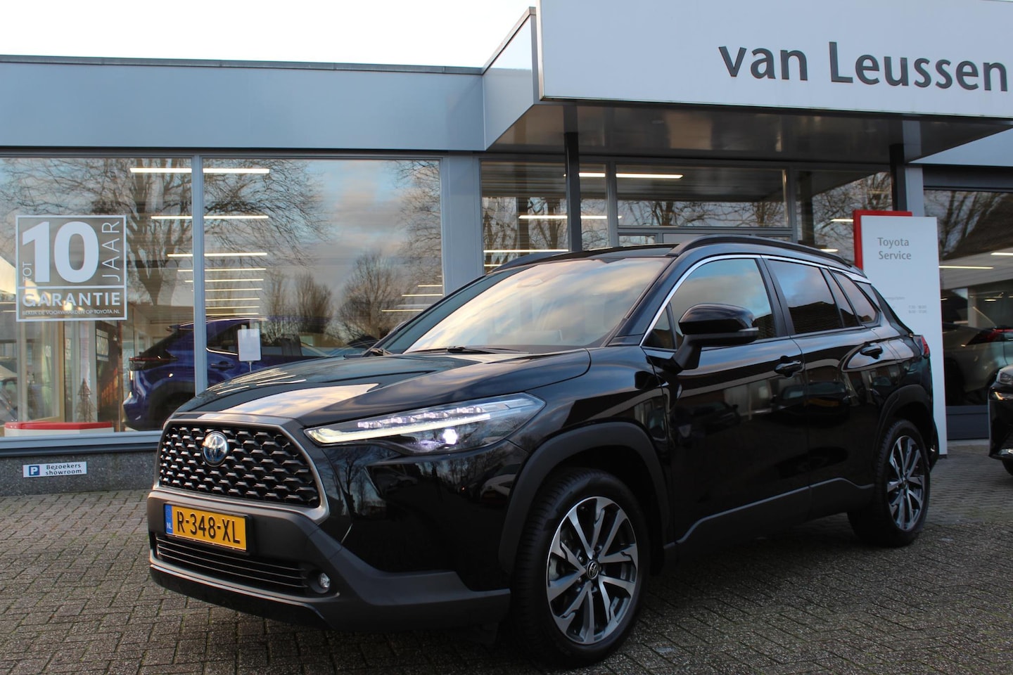 Toyota Corolla Cross - 2.0 High Power Hybrid First Edition TREKHAAK KEYLESS DODEHOEK DETECTIE EL-A.KLEP LED APPLE - AutoWereld.nl