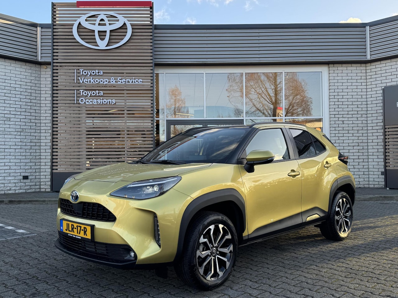 Toyota Yaris Cross - 1.5 HYBRID STYLE PANO-DAK STOEL/STUURVERW NAVI APPLE/ANDROID HEAD-UP EL-ACHTERKLEP KEYLESS - AutoWereld.nl