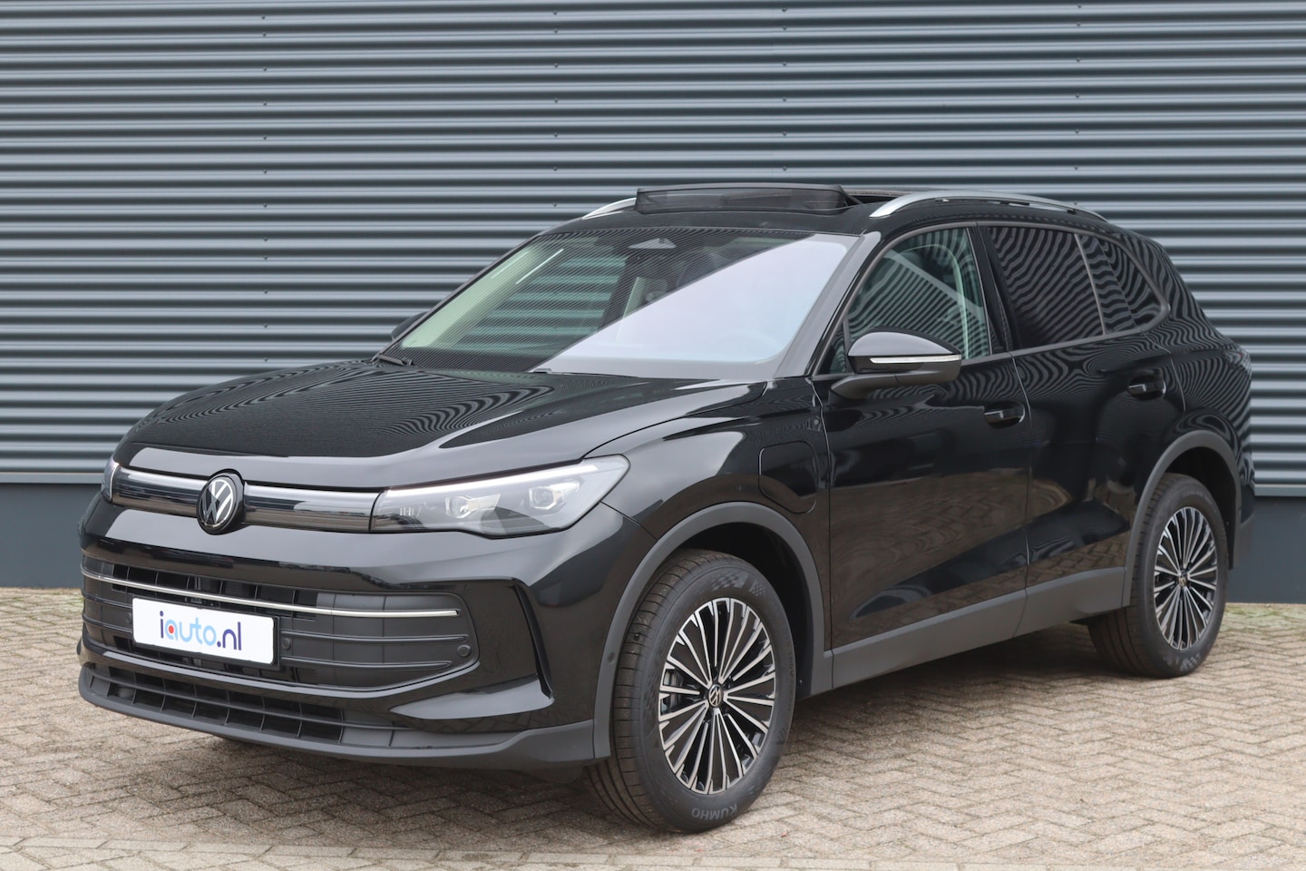 Volkswagen Tiguan - 1.5 eHybrid 204pk Edition Pano/IQ.Light/Keyless/Camera/ACC/DCC/Elek. klep/Dodehoek/trekhaa - AutoWereld.nl