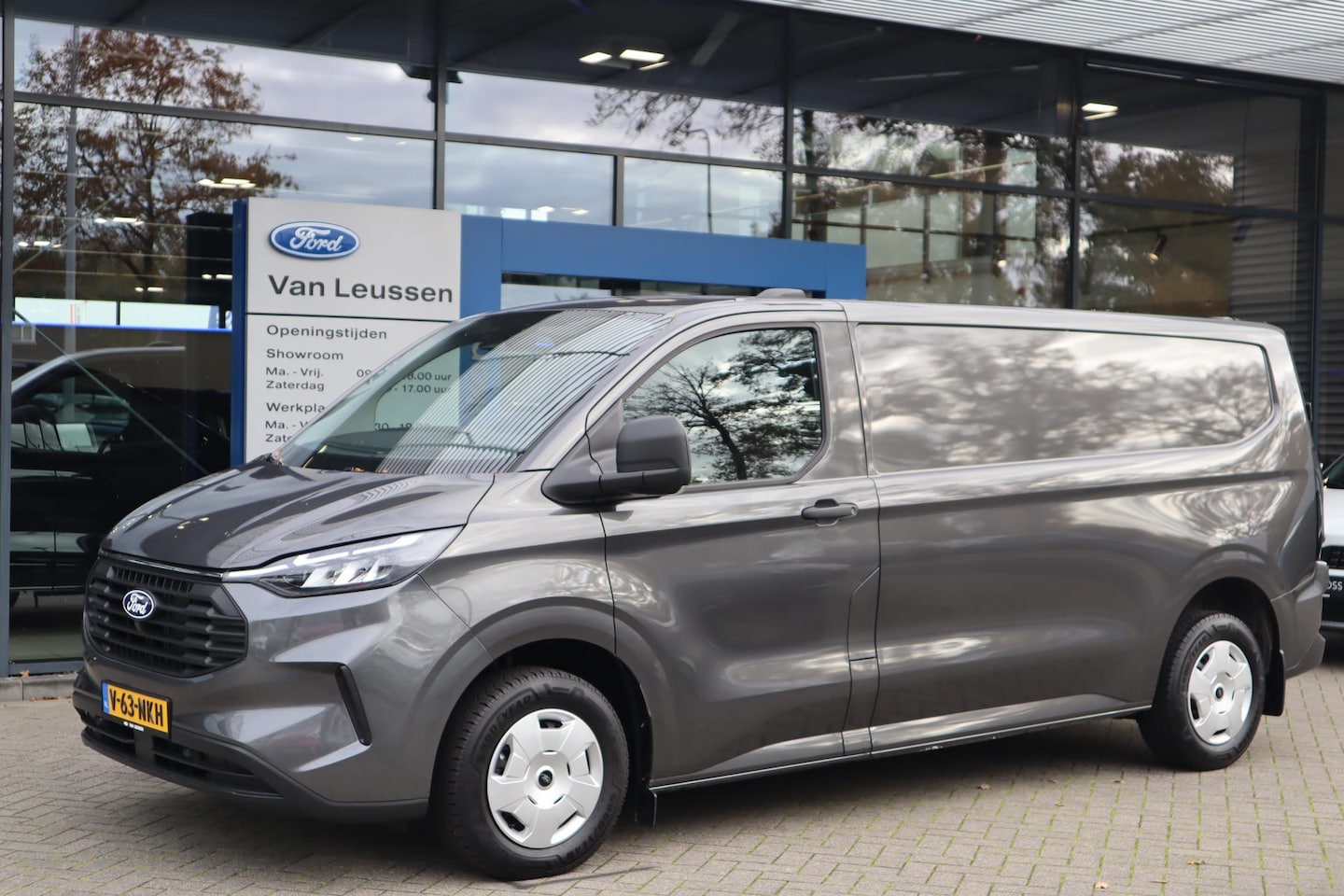 Ford Transit Custom - 320 2.0TDCI 136PK L2H1 TREND 3-PERSOONS BLISS AD-CRUISE ALL-SEASON 4-WEG-VERST STOEL+VOORR - AutoWereld.nl