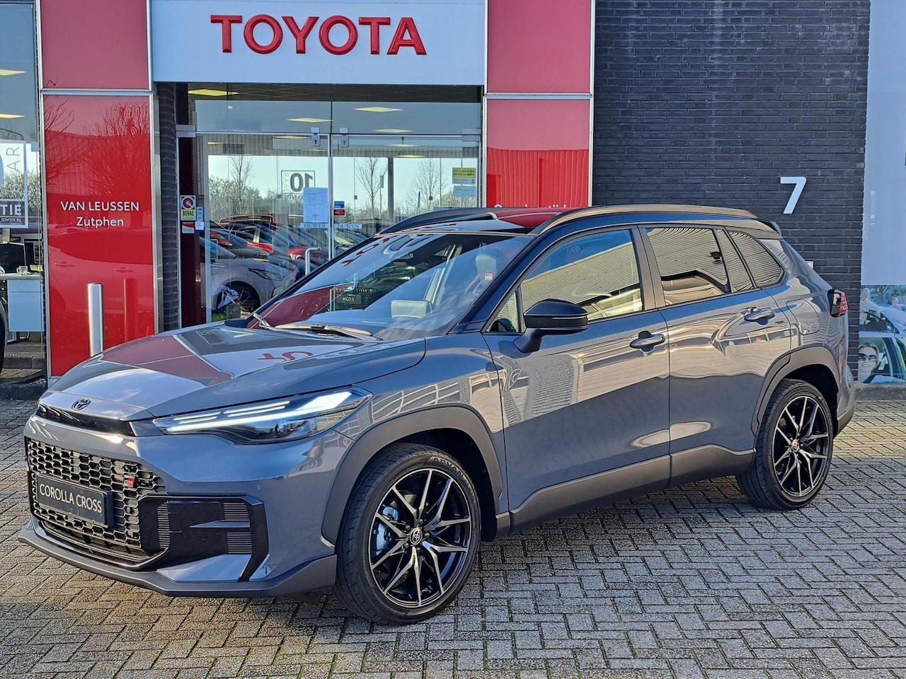 Toyota Corolla Cross - Hybrid 180 GR Sport NIEUW DIRECT LEVERBAAR STOEL/STUURWIELVERWARMING PDC DRAADLOOS LADEN - AutoWereld.nl