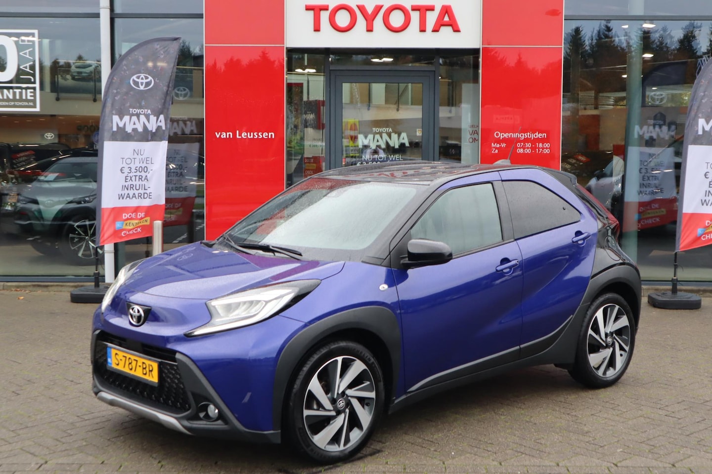 Toyota Aygo X - ENVY AUTOMAAT APPLE/ANDROID JBL-AUDIO NAVI 18"LMV LED PRIVACY-GLASS NL-AUTO DEALERONDERHOU - AutoWereld.nl