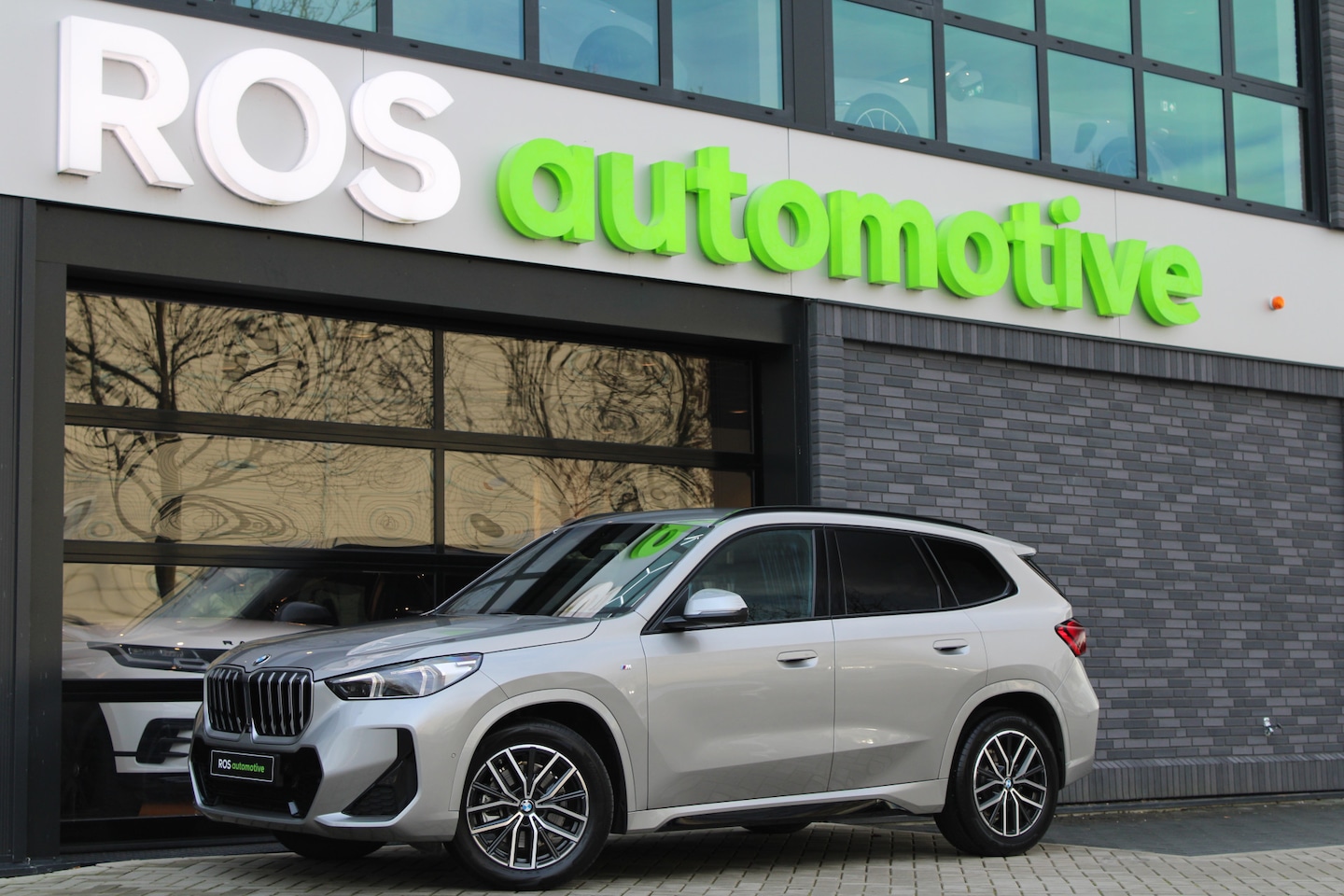 BMW X1 - sDrive20i | BTW | M-SPORT | KEYLESS | HUD | 360 CAM | AMBIENCE LIGHT | - AutoWereld.nl