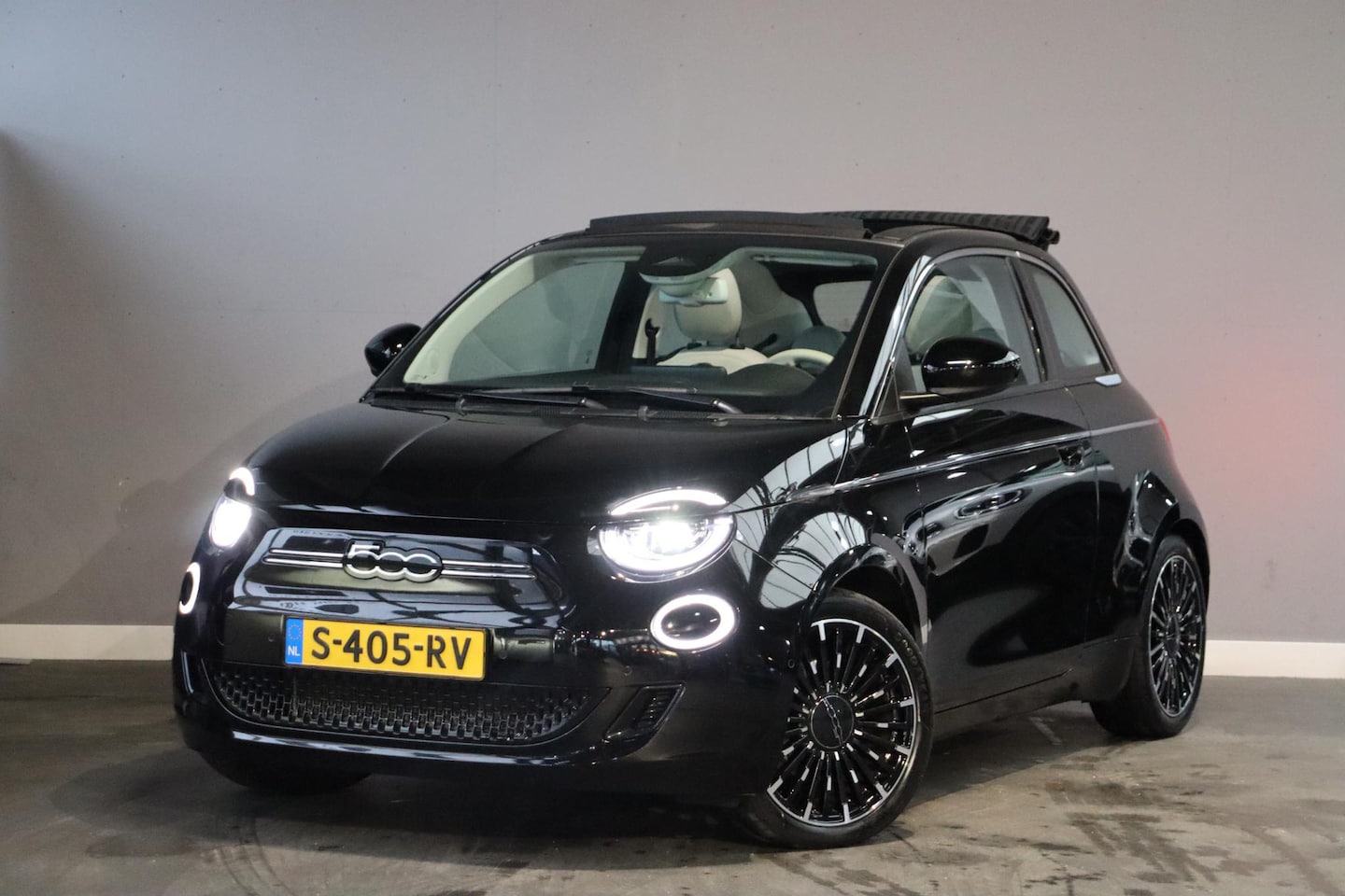 Fiat 500e - C La Prima 42 kWh Cabrio / Navigatie / Camera / Carplay / LED / SOH 94% - AutoWereld.nl